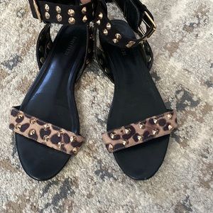 Stuffed leopard print sandals